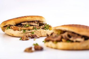 İki lezzetli doğu sandviçi shawarma donör kebap, beyaz arka planda jiroskoplar.