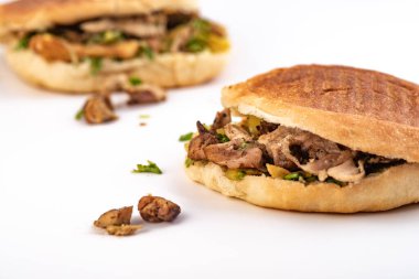 İki shawarma sandviçi, donör kebap, beyaz arka planda jiroskoplar.