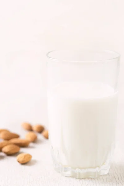 Leche Almendras Almendras Sin Lácteos Veganos Sobre Fondo Madera Blanca —  Fotos de Stock