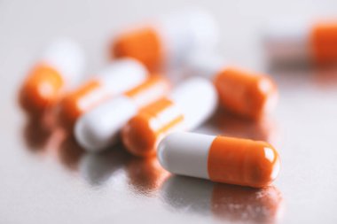 Tedavi için ilaç reçetesi. İlaç, eczane teması, bir yığın turuncu beyaz ilaç.