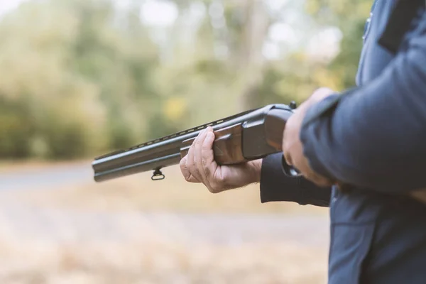 Mannelijke Jager Klaar Jagen Met Jacht Rifle Hunter Houdt Een — Stockfoto