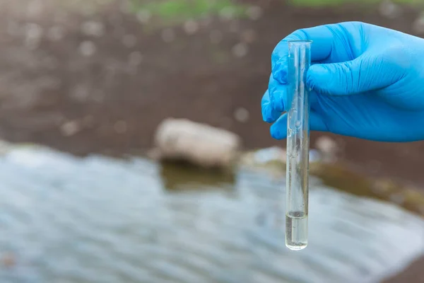 Campione Acqua Del Fiume Guanto Raccoglie Acqua Una Provetta Concetto — Foto Stock