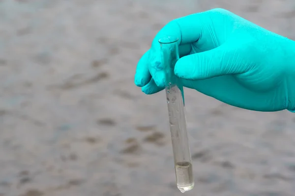 Una Muestra Agua Del Río Mano Guante Recoge Agua Tubo — Foto de Stock