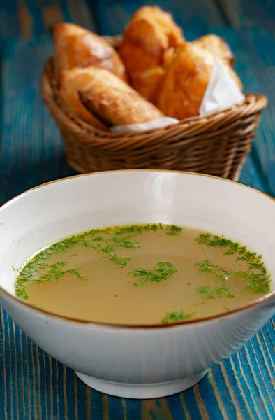 Hühnerbrühe Weißer Schüssel Und Gebackene Kuchen Einem Korb Auf Blauem — Stockfoto