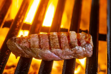 Izgarada ateşte leziz biftekler.