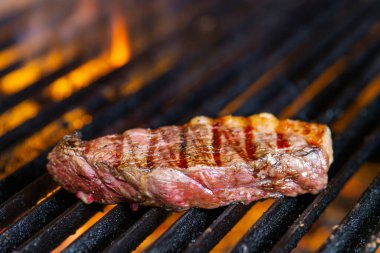 Izgarada ateşte leziz biftekler.