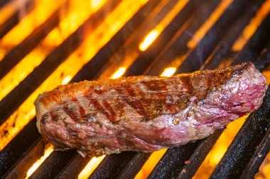 Izgarada ateşte leziz biftekler.