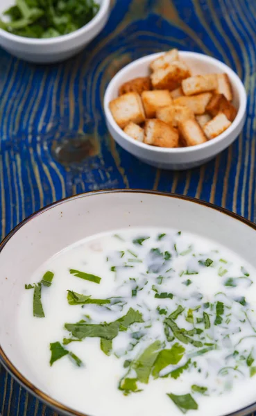 Joghurt Leves Gyógynövényekkel Keksszel Egy Kék Asztalon — Stock Fotó