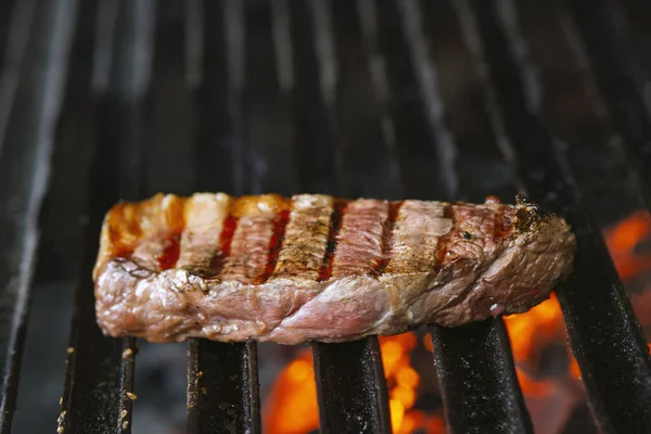 Steaks Auf Flammendem Grill Grillen Und Zielgerichtet Schießen — Stockfoto
