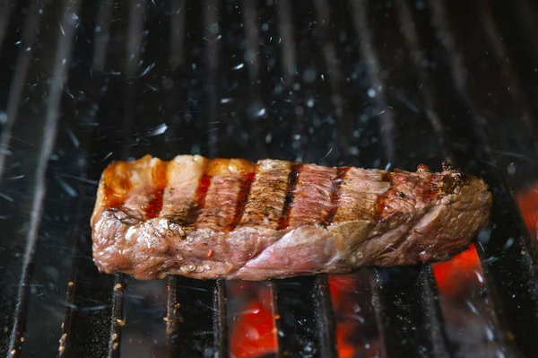 Alevli ızgarada ızgara biftekler seçici bir odak ile vurulacak.