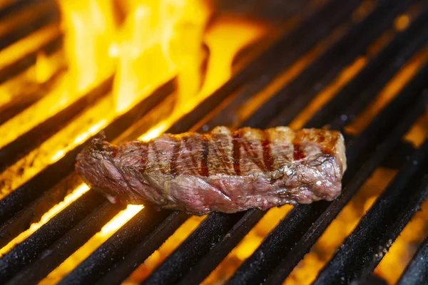 Leckere Beef Steaks Auf Dem Grill Mit Flammen — Stockfoto