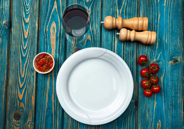 Plato Vacío Sobre Fondo Madera Tablas Viejas Sal Pimienta Tomates —  Fotos de Stock