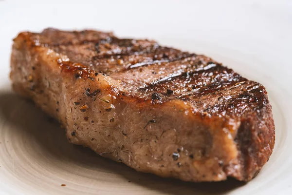 Čerstvé Grilované Maso Steaky Kořením Bílém Talíři Modrém Dřevěném Pozadí — Stock fotografie