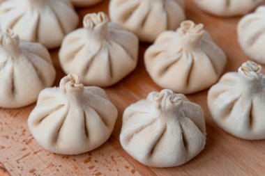 Çiğ donmuş khinkali mutfağı. Khinkali hazırlama süreci. Yakın çekim.