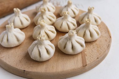 Çiğ donmuş khinkali mutfağı. Khinkali hazırlama süreci. Yakın çekim.