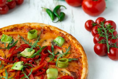 Klasik İtalyan vejetaryen pizzası beyaz ahşap masada.