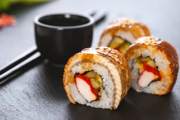 Pilavlı suşi, yengeç, salatalık, avokado, tobiko, yılan balığı. Suşi menüsü. Japon yemeği..