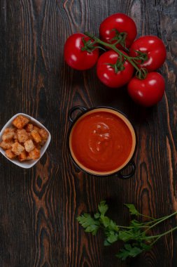 Ahşap masa, üstten görünüm üzerinde domates çorbası