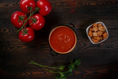 Ahşap masa, üstten görünüm üzerinde domates çorbası