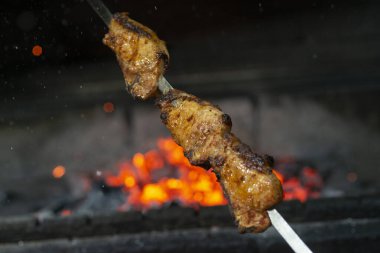Şişte et olan beyaz bir bbq. Domuz şiş kebap.