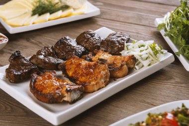Izgara et ve domuz eti ile birlikte beyaz shashlik tabağı.