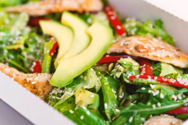 Paketinde avokado olan tavuk salatası. Sağlıklı öğle yemeği