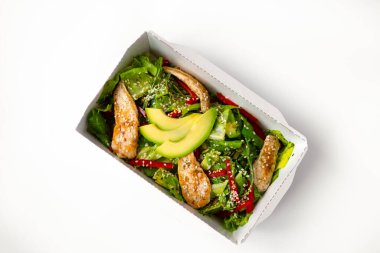 Paketinde avokado olan tavuk salatası. Sağlıklı öğle yemeği