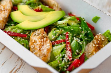 Avokadolu sağlıklı tavuk salatası, paket servis ya da yemek servisi için..