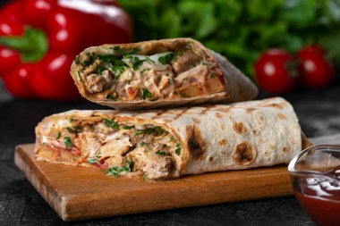 Siyah arkaplanda tzatziki soslu Yunan et jiroskopu.