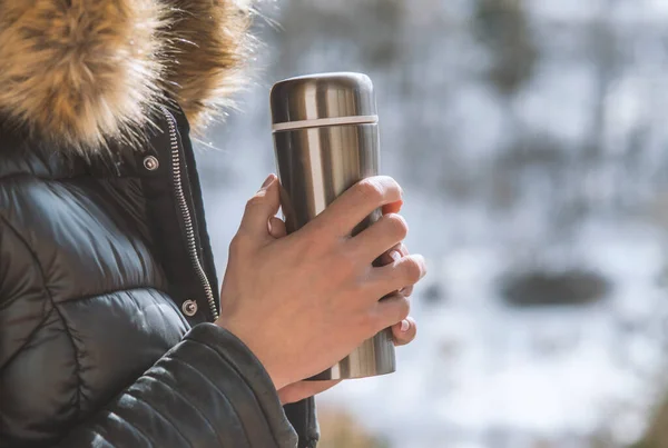 Een Meisje Een Winter Jas Met Een Thermoskan Koffie Thee — Stockfoto