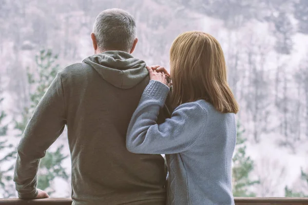 Coppia Amorevole Sulla Terrazza Winter View Dal Retro — Foto Stock