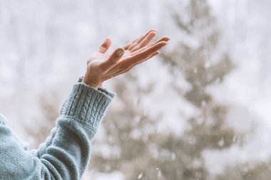 Kar tanelerini yakalayan mutlu kadın. Kış fotoğrafı.