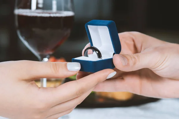 Een Man Geeft Een Vrouw Een Slimme Ring Romantisch Diner — Stockfoto