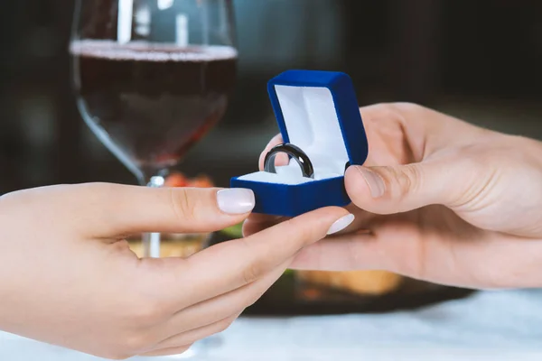 Manos Masculinas Con Caja Terciopelo Azul Que Contiene Pagos Anillo — Foto de Stock