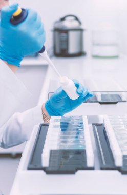 Laboratuvarda deney yapan bilim adamlarına konsantre ol. Tıbbi konsept. Corona virüsü salgını konsepti. Virüs tedavisi ilacının geliştirilmesi.