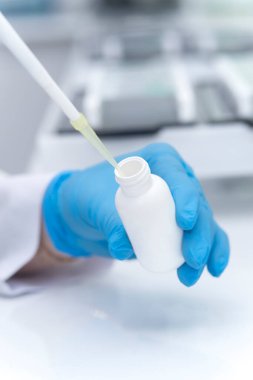 Laboratuvarda deney yapan bilim adamlarına konsantre ol. Tıbbi konsept. Corona virüsü salgını konsepti. Virüs tedavisi ilacının geliştirilmesi.