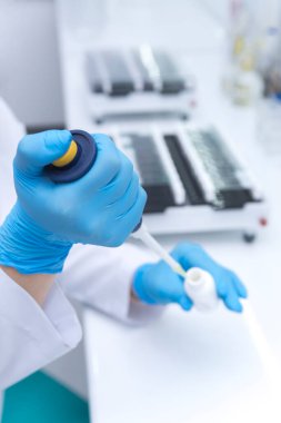 Laboratuvarda deney yapan bilim adamlarına konsantre ol. Tıbbi konsept. Corona virüsü salgını konsepti. Virüs tedavisi ilacının geliştirilmesi.