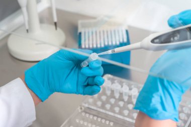 Araştırma laboratuvarında kan tüpü testi yapan doktor. Corona virüsü salgını aşısı geliştirme konsepti.