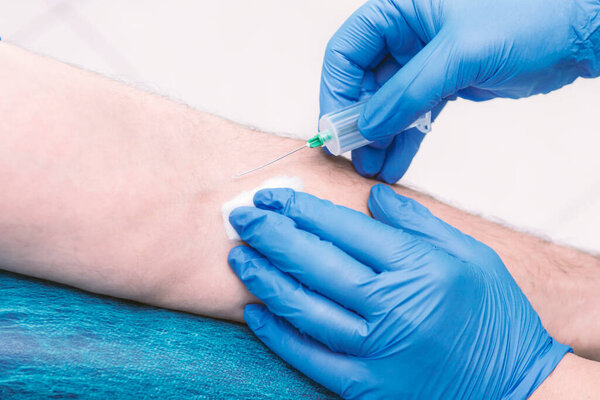 Медицинский технолог, оказывающий услуги по сдаче крови пациенту
.