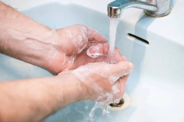 Homem Lava Mãos Com Sabão Banheiro Melhor Proteção Contra Vírus — Fotografia de Stock