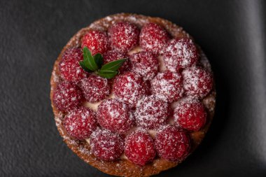 Siyah tabakta ahududu turtası, üst manzara, yakın plan.