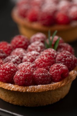 Siyah tabakta iki ahududulu tart. .