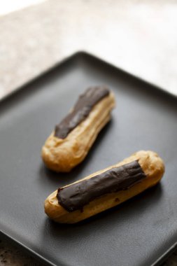 Siyah bir tabakta çikolata ekleriName .