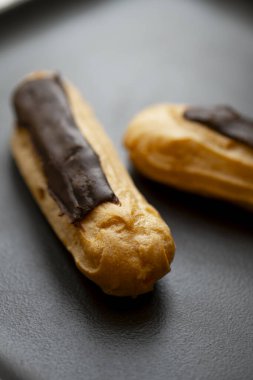 Siyah bir tabakta çikolata ekleriName .