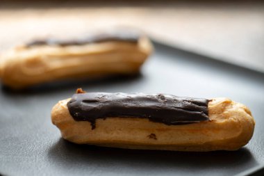 Siyah bir tabakta çikolata ekleriName .