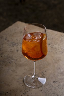 Aperol spritz kokteyli. Taş bir masanın üzerinde bir bardakta.