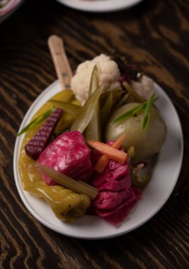 Tahta masadaki bir tabakta sebze turşusu..