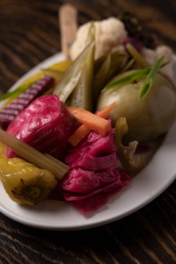 Tahta masadaki bir tabakta sebze turşusu..