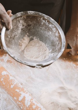 Pizza hazırlamak için hamur yoğuruyorum. Aşçı ahşap masada turta pişirmek için hamur yapıyor. İşlem hazırlığı ev yapımı hamur işi. Makarna, ekmek, spagetti, khachapuri, yemek konsepti.