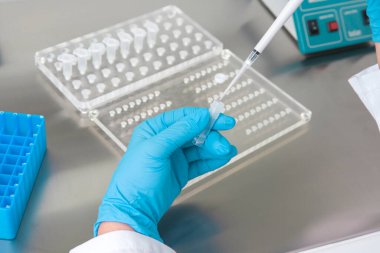 Laboratuvarda kan örneğiyle çalışan bilim adamı. Yeni hızla yayılan Corona virüsü salgını için bir kan testi sonucu. Coronavirus aşısı geliştirme.